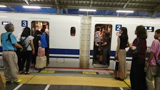 2019年8月14日 のぞみ54号自由席は岡山で下車が多少あったため10名程度車内に入れたがすぐに一杯になり指定席のデッキに誘導してお客さんを乗せ4分遅れて発車【台風10号直撃前日の岡山駅】