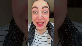 انني امارس هوايتي المفضلة اللعب ف وشي بالحنة 😂😂 ايه الجرف ديييه