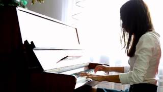 Девушка очень красиво играет мелодию из Хатико на пианино