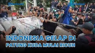 ®️🔴Demo Indonesia Gelap di Patung Kuda Mulai Ricuh❗Mahasiswa Robohkan Barrier Beton dan Lempar Botol