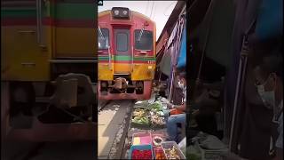 Thailand's unique railway line | தாய்லாந்தின் தனித்துவமான ரயில் பாதை 🤔👈