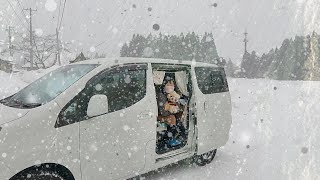 Staying in a car in a heavy snow area! / Heal your cold body in a private hot spring.