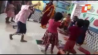 Dance \u0026 learn- Teachers dance to teach their students in Odisha's Berhampur