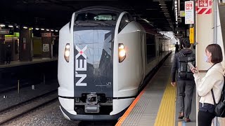 【E259系Ne003編成  OM出場回送】E259系ｸﾗNe003編成が回送電車として警笛を鳴らしながら大宮駅11番線に到着停車するシーン（回8841M）2022.10.11