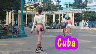 Escuche música callejera cubana tradicional mientras observa lo que pasa en sus calles Son Chévere