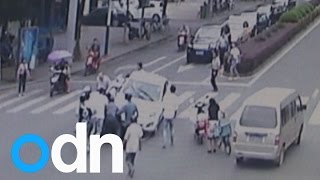 Crowd of people lift car to free trapped man in China