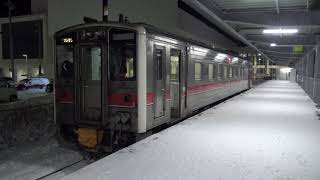 雪が積った夜の稚内駅で出発を待っている宗谷本線上りキハ54形