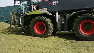 Nieuw Claas Xerion 4000 Saddle Trac met SGT opbouw op de kuil Trekkerweb