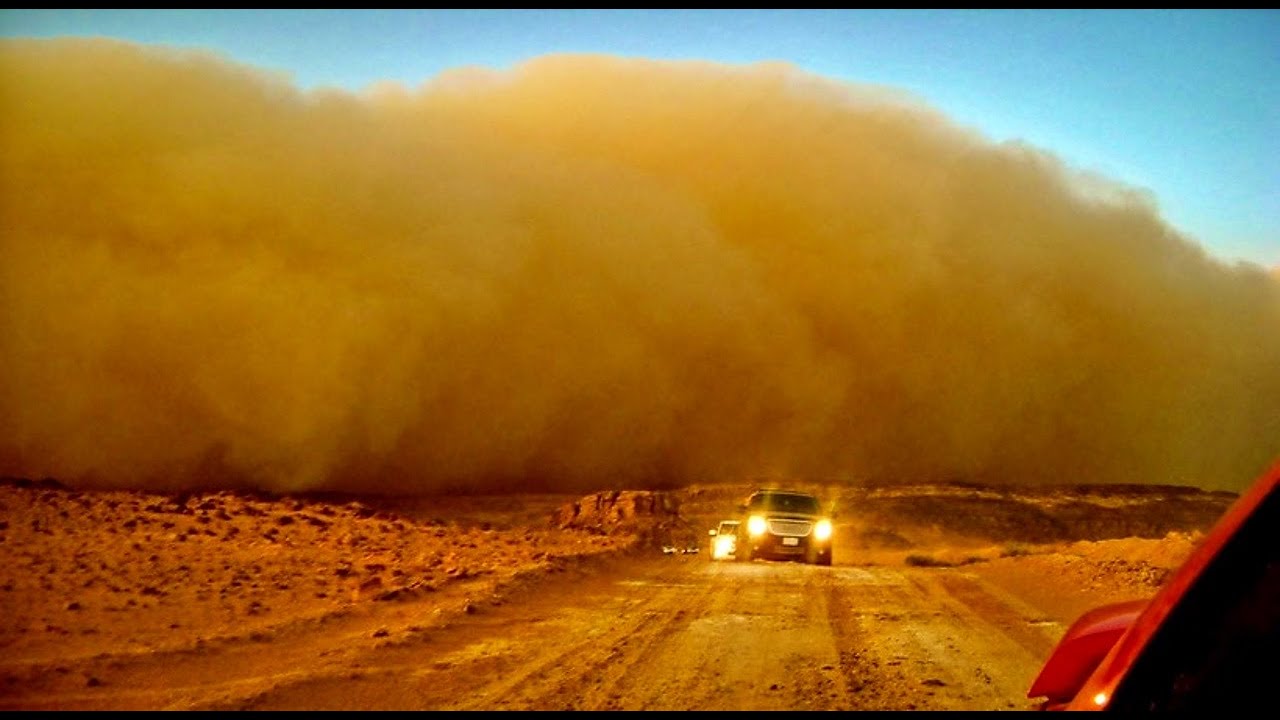 Буря в алматы сегодня. Песчаная буря в Пекине. Пекин пыльная буря. Пыль Песчаная буря. Пыльная буря в Монголии.