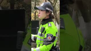 兔子警官在路口劝导违禁车辆，语气相当亲切。#正能量#交警#杭州#