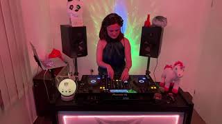 WEEKLY DJ LIVE STREAM with Juliane Wolf 💜 THE LAIR | Progressive and Melodic House -  22.04.2021