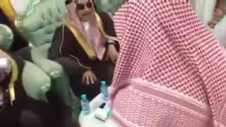 شاهدوا أبن مهيد شيخ عنزة مصوت بالعشاء وش قال لأحد الذين أستفزوه في مجلسه