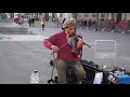 Vagabundo sorprende tocando violín en la calle