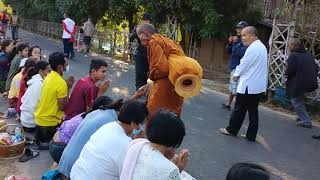 หลวงตาบุญชื่นท่านจาริกธุดงค์ออกจาก บ.คำบง ต.สงยาง อ.ศรีเมืองใหม่ จ.อุบลราชธานีแล้วคับ\