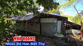 Ngôi nhà sùm sụp bỏ hoang còn nhiều đồ hơn biệt thự