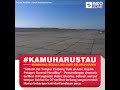 sebuah jet tempur terbang tipis di atas kepala petugas ground handling