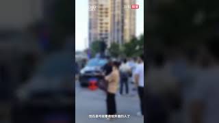 物业强制买车位业主不满站车顶维权，业主：感觉物业很过分，目前警方已介入