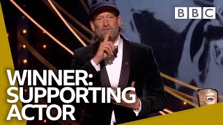 Troy Kotsur makes history as first deaf male actor to win a BAFTA | BAFTA Film Awards 2022 - BBC