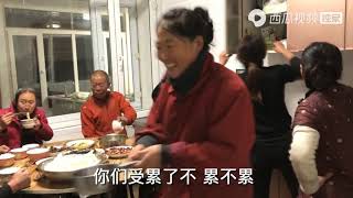 农民王小：连夜打水稻累蒙了，男女老少美食一桌，热闹喝起来