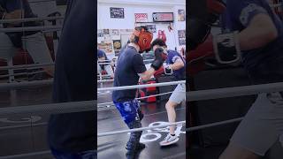 59歳(黒T)VS44歳トレーナー(紺T)のスパーリング1R目