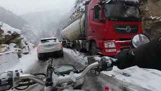 摩旅西藏遇上大雪天，然乌湖318国道路上车辆排起长队，前面怎么回事