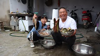 住校的閨女回來了，給她做頓鋼針魚吃，吃飯的時候娘倆抱頭痛哭