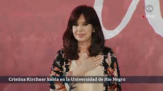 Así fue la entrada de Cristina Kirchner a la Universidad de Rio Negro