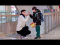 When a Kid Asks Passers-by to Write a Certificate of Merit | Social Experiment 当小朋友请路人帮忙写奖状，大家会怎么做呢？