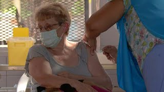 Argentina comienza a vacunar a adultos mayores contra covid-19 | AFP