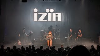 Izia "la vitesse" in concert with effects