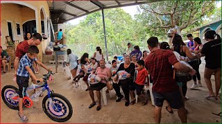 Cumpliendo la promesa de que cada familia tenga su canasta☺️|| El niño esta feliz con su bicicleta.