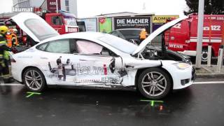 Schwerer Kreuzungscrash mit eingeklemmter Person in Pasching