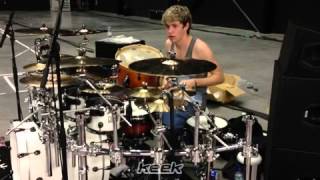 Niall tocando la batería de Josh (Keek - JoshDevineDrums)