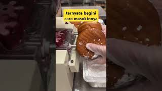 Proses Memasukkan Isian Bomboloni Semudah Ini