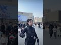 ai机器人白栀街头表演秀。引路人围观，真假难辨。性感美女机器人。ai robot imitation show.sexy beauty robot.