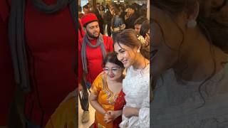 ভক্তদের সাথে সেলফি তুলে ব্যস্ত সময় কাটাচ্ছেন - মেহজাবীন