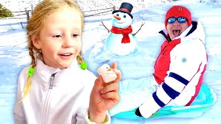 Nastya et ses amis jouent avec la neige et fabriquent un bonhomme de neige