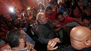 Lula's supporters attempt to stop him surrendering to police