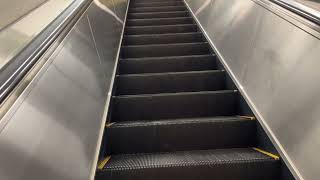 【東芝】2X エスカレーター　新板橋駅 2X escalator Shin-Itabashi station Toei Mita line Tokyo Japan