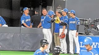 ＜2018.5.6ロッテ戦1回裏2アウト満塁＞渡邉諒がフォアボールを選び、ホームを踏んだ清宮幸太郎がベンチで迎えられる