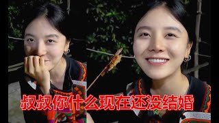 叶叔叔晚上来找吉连吃烧烤~！真的太香了~小彭都馋哭啦！【探山记】#凉山#彝族姑娘#叶叔叔#吉连妍欣#罗秘书#山村美女#抖音