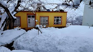 خدا را شکر با این چند روز برف باری کم کم شک آب بیرون میشود Snow day in jaghori