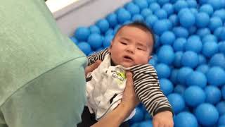 (4개월) 볼풀장에 처음 들어가본 아가 루이의 반응은? / 4 Month Baby Louis at Ball Pit