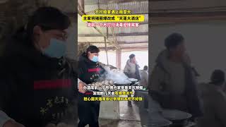 吃席坐上了“猪圈包间”？农村婚宴遇上雨雪天，为了不让宾客受冻，主家提前一个月给闲置多年的猪圈打扫消毒，把酒席搬进室内。