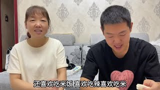 母子二人和女友终于同框吃鸡爪，未来婆婆说出不一起吃饭的原因【小语行】