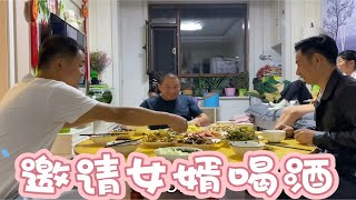 老马请俩女婿回家吃饭，亲自下厨做美食，仨人喝上小酒美滋滋！