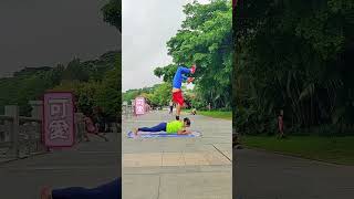 Outdoor fitness, handstand, please do not imitate dangerous moves