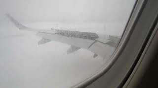 JAL161便（羽田発）雪の秋田空港に着陸