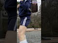 紺のライン入り半袖体操服と短パン姿から長袖を着てランドセルを背負う shorts 体操服 短パン ハイソックス ランドセル