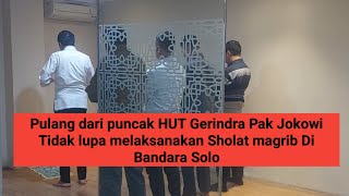 Pulang dari Puncak Hut Gerindra Pak Jokowi tidak lupa melaksanakan Sholat magrib di Mushola Bandara